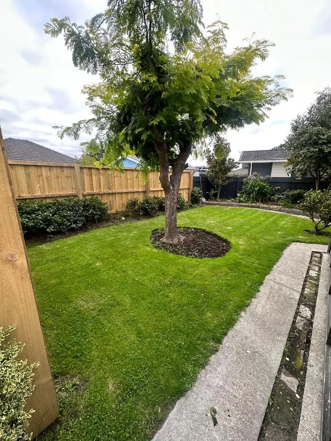 Beckenham Studio On Tree Lined Street Christchurch 0*,